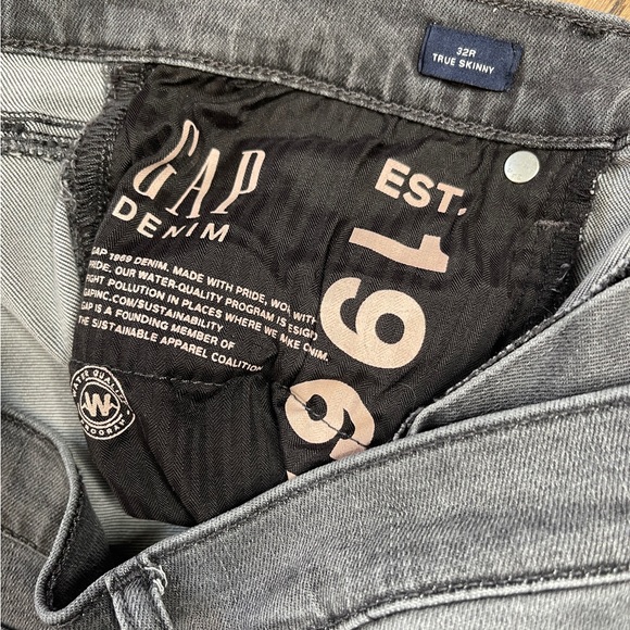 Gap 1969 Women’s Gray Distressed True Skinny Denim Jeans Size 32 Regular - Picture 6 of 10